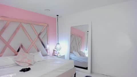 laura  online show from 11/19/25, 09:26