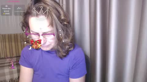 Snapshot of lauraoven1 chatting on 12/10/24, 01:11 Lauraoven1 online show from 12/10/24, 01:11