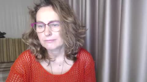 Snapshot of lauraoven1 chatting on 12/16/24, 11:01 Lauraoven1 online show from 12/16/24, 11:01