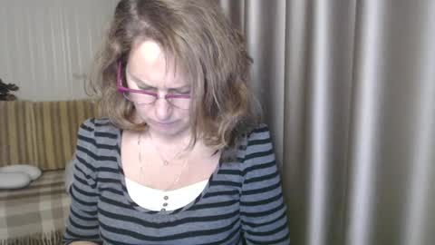 Snapshot of lauraoven1 chatting on 12/17/24, 01:38 Lauraoven1 online show from 12/17/24, 01:38