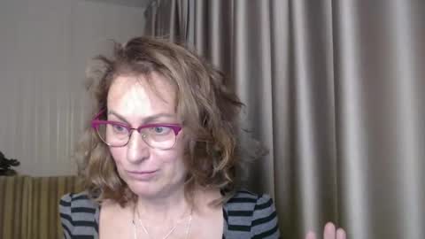 Snapshot of lauraoven1 chatting on 12/17/24, 06:42 Lauraoven1 online show from 12/17/24, 06:42