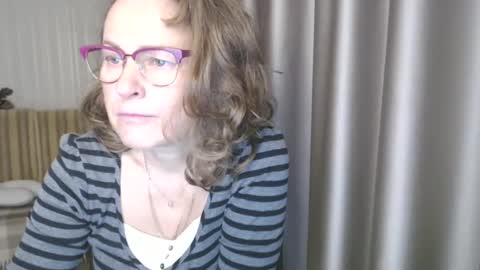 Snapshot of lauraoven1 chatting on 12/18/24, 07:15 Lauraoven1 online show from 12/18/24, 07:15