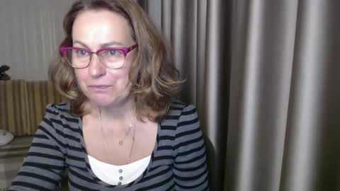 Snapshot of lauraoven1 chatting on 12/18/24, 02:06 Lauraoven1 online show from 12/18/24, 02:06