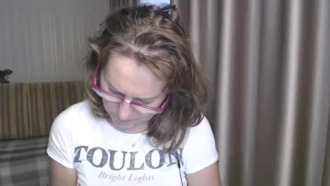 Snapshot of lauraoven1 chatting on 12/27/24, 08:24 Lauraoven1 online show from 12/27/24, 08:24