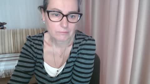 Snapshot of lauraoven1 chatting on 02/19/25, 07:17 Lauraoven1 online show from 02/19/25, 07:17