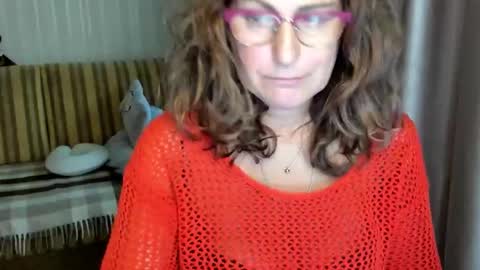Snapshot of lauraoven1 chatting on 10/06/25, 02:03 Lauraoven1 online show from 10/06/25, 02:03