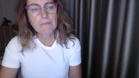 Snapshot of lauraoven1 chatting on 10/16/25, 03:46 Lauraoven1 online show from 10/16/25, 03:46