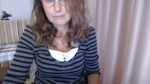 Snapshot of lauraoven1 chatting on 10/17/25, 07:22 Lauraoven1 online show from 10/17/25, 07:22