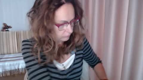 Snapshot of lauraoven1 chatting on 10/21/25, 10:27 Lauraoven1 online show from 10/21/25, 10:27