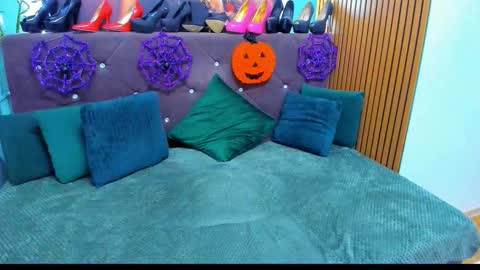 Snapshot of laurasinfull chatting on 10/28/25, 05:11 Laura online show from 10/28/25, 05:11