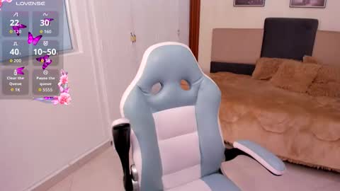 Snapshot of lauren_bigboobs22 chatting on 10/22/25, 06:29 Lauren online show from 10/22/25, 06:29