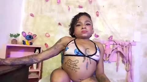 Snapshot of lauren_hills7069 chatting on 01/14/25, 04:15 Lauren online show from 01/14/25, 04:15