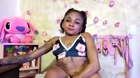 Snapshot of lauren_hills7069 chatting on 01/23/25, 02:44 Lauren online show from 01/23/25, 02:44