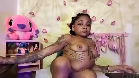 Snapshot of lauren_hills7069 chatting on 02/01/25, 06:43 Lauren online show from 02/01/25, 06:43