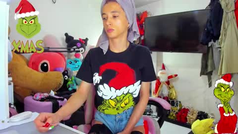 Snapshot of laurencesophiets chatting on 12/14/25, 04:34 SF online show from 12/14/25, 04:34