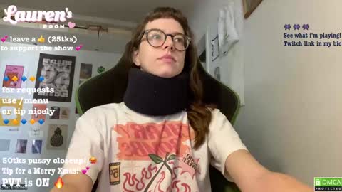 Snapshot of laurenipsumsit chatting on 12/24/24, 02:22 Lauren online show from 12/24/24, 02:22