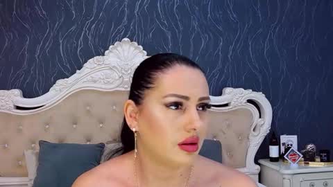 Laura online show from 12/03/25, 03:54