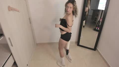 laurenn_111 online show from 06/06/26, 08:02