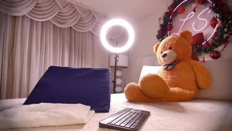 Snapshot of laurensaenz chatting on 12/28/24, 12:03 Lauren Saenz online show from 12/28/24, 12:03