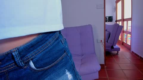 Snapshot of laurent_a chatting on 01/07/25, 06:35 Lucie online show from 01/07/25, 06:35