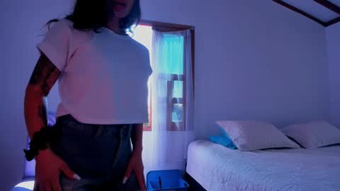 Snapshot of laurent_a chatting on 02/12/25, 03:05 Lucie online show from 02/12/25, 03:05