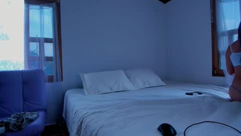 Snapshot of laurent_a chatting on 03/10/25, 05:29 Lucie online show from 03/10/25, 05:29