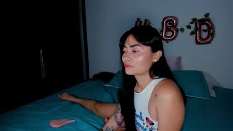 Snapshot of laurent_a chatting on 12/21/25, 09:11 Lucie online show from 12/21/25, 09:11