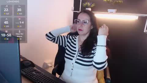 Snapshot of lauryn_jones chatting on 07/07/26, 05:50 Laury online show from 07/07/26, 05:50