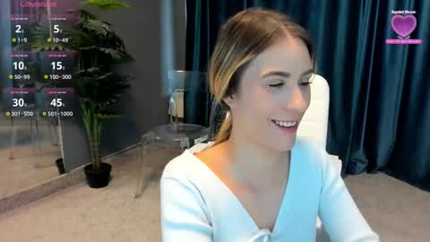 Snapshot of laurynncooper chatting on 11/15/25, 07:49 Laura online show from 11/15/25, 07:49