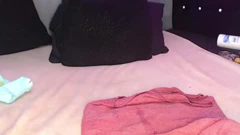 Snapshot of laurynwolf_ chatting on 12/22/24, 10:36 tania online show from 12/22/24, 10:36