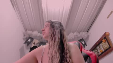 Lauu G online show from 10/27/25, 11:25