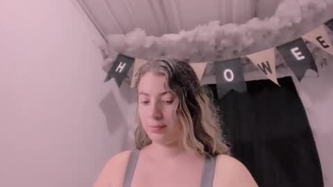 Lauu G online show from 10/31/25, 09:54