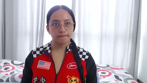 Snapshot of lauu_jones chatting on 11/16/25, 05:40 Laura online show from 11/16/25, 05:40