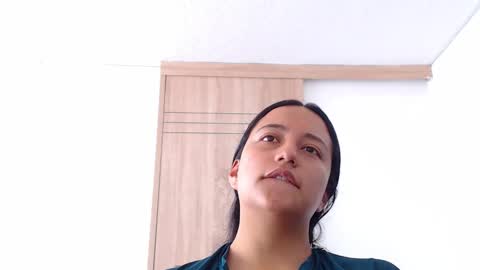 Snapshot of lauu_jones chatting on 11/17/25, 05:19 Laura online show from 11/17/25, 05:19