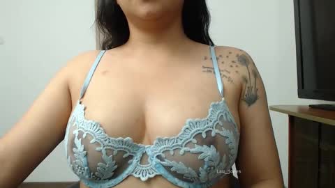 Snapshot of lauu_jones chatting on 11/26/25, 02:01 Laura online show from 11/26/25, 02:01