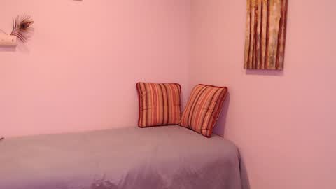 Snapshot of lavenderguy chatting on 01/15/25, 07:48 lavenderguy online show from 01/15/25, 07:48