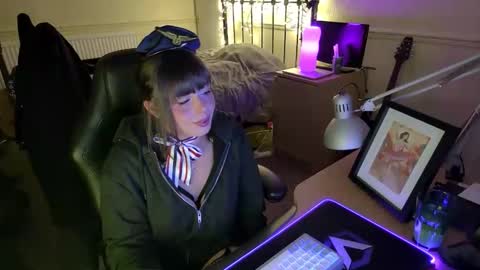 Snapshot of lavenderrzz19 chatting on 11/05/25, 12:38 Lavenderrzz online show from 11/05/25, 12:38