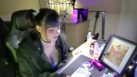 Snapshot of lavenderrzz19 chatting on 01/16/26, 03:27 Lavenderrzz online show from 01/16/26, 03:27