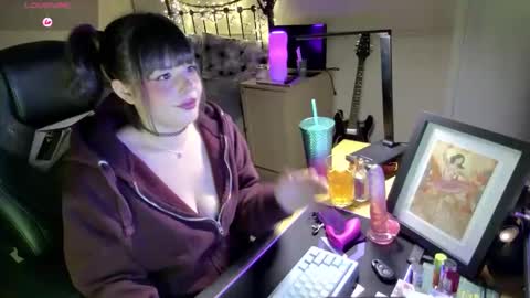 Snapshot of lavenderrzz19 chatting on 01/19/26, 02:21 Lavenderrzz online show from 01/19/26, 02:21