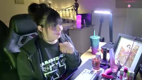 Snapshot of lavenderrzz19 chatting on 01/31/26, 08:29 Lavenderrzz online show from 01/31/26, 08:29