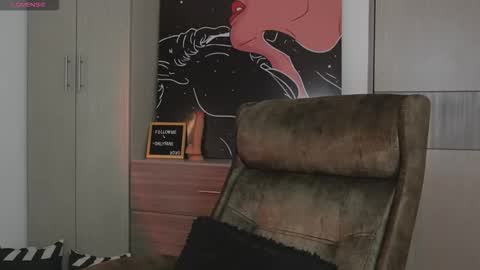 Snapshot of laviah chatting on 11/14/25, 02:43 Mara online show from 11/14/25, 02:43