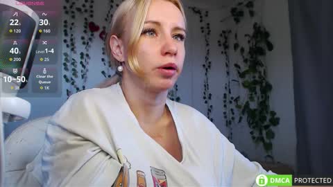 Snapshot of lavinell chatting on 09/19/25, 09:54 Mia online show from 09/19/25, 09:54