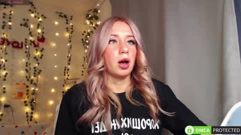 Snapshot of lavinell chatting on 09/21/25, 03:46 Mia online show from 09/21/25, 03:46