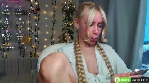 Snapshot of lavinell chatting on 10/17/25, 12:52 Mia online show from 10/17/25, 12:52