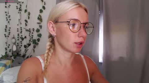Mia online show from 07/27/26, 07:15