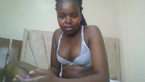 Snapshot of lavycaramel chatting on 11/17/25, 10:48 lavycaramel online show from 11/17/25, 10:48