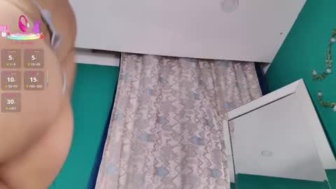 layla_17 online show from 09/28/25, 01:11