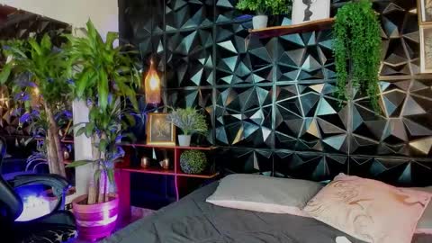 Layla online show from 11/25/25, 09:37