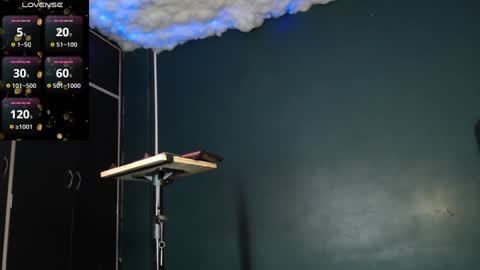 Layla   help me with your thumbs up its important  online show from 12/17/24, 11:49