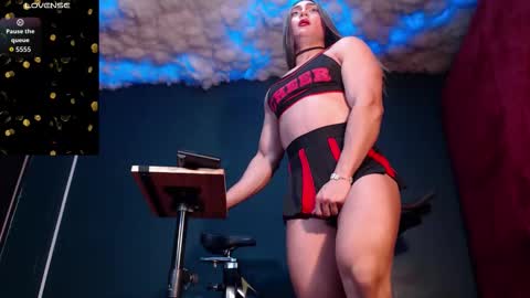 Layla   help me with your thumbs up its important  online show from 10/11/25, 11:42